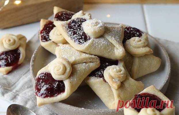 Печенье конвертики с вареньем простой рецепт пошаговый Как вкусно сделать Печенье конвертики с вареньем простой рецепт пошаговый в домашних условиях быстро. Время печь! Самое прекрасное и волшебное время - перед Новым годом ⠀▫️100г холодного сливочного масла ⠀▫️200г муки ⠀▫️50г воды ⠀▫️варенье (не жидкое) ⠀▫️желток для смазывания (по желанию)