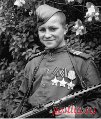 Иван Кузнецов пошел на фронт в возрасте 14 лет. Свою первую медаль «За отвагу» Ваня получил в возрасте 15 лет за подвиги в боях за освобождение Украины. Дошел до Берлина, проявляя мужество не по годам в ряде боев. За это уже в возрасте 17 лет Кузнецов стал самым молодым полным кавалером ордена Славы всех трех ступеней.