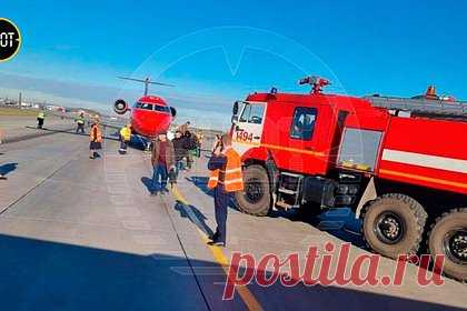 В аэропорту Пулково объявили тревогу из-за протечки топлива из самолета. В аэропорту Пулково в Санкт-Петербурге объявили тревогу из-за протечки авиатоплива из пассажирского самолета авиакомпании RusLine. Инцидент произошел утром в четверг, 20 апреля, с воздушным судном, следовавшим из Петербурга в Нарьян-Мар. На его борту находились три члена экипажа и 18 пассажиров.