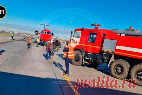 В аэропорту Пулково объявили тревогу из-за протечки топлива из самолета. В аэропорту Пулково в Санкт-Петербурге объявили тревогу из-за протечки авиатоплива из пассажирского самолета авиакомпании RusLine. Инцидент произошел утром в четверг, 20 апреля, с воздушным судном, следовавшим из Петербурга в Нарьян-Мар. На его борту находились три члена экипажа и 18 пассажиров.