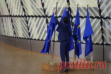 ЕС лишит Венгрию права голоса в случае продолжения блокирования помощи Украине. Страны ЕС намерены лишить Венгрию права голоса, если Будапешт продолжит блокировать помощь Украине, сообщает Bloomberg со ссылкой на европейский дипломатический источник. В случае если венгерский премьер-министр Виктор Орбан не изменит свою переговорную позицию, ЕС примет это решение без него.
