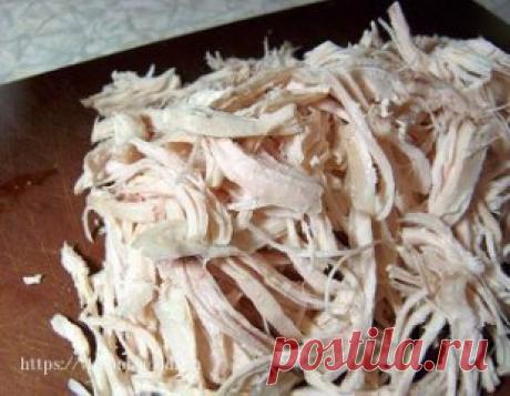 Нежный и легкий салатик "Ветка Сакуры"
Ингредиенты:
- 500 гр куриной грудки
- 1 банка ананасов кусочками (340 гр)
- 1 банка кукурузы
- 4 яйца
- 1 луковица
- 50 гр сыра
- майонез
- 2 зубчика чеснока (по желанию)
Приготовление:
1. Курицу и яйца сварите и остудите, начнем с украшений. Нужно нарезать цветочков, для этого маленьким ножичком, воткнутым в белок, мелкими шажочками проходите по спирали, чтобы получались такие ребристые «пуговки».
2. Оставшиеся яйца нарежьте. Курицу расщепите на волокна