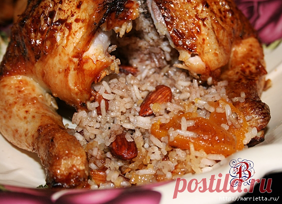 Курица фаршированная сладким рисом, курагой и миндалем