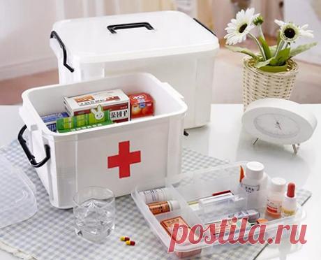 Подборка лекарств, которые всегда должны быть в вашей аптечке 
Проверьте свою аптечку! Список лекарств, которые всегда должны быть под рукой в Вашей домашней аптечке.
При температуре: нурофен + много воды. Если ноги и руки холодные – добавить папаверин или но-шп…