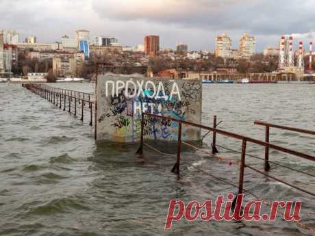 Вот так вчера нагнал воду ветер, это на левом берегу парк и пляж.