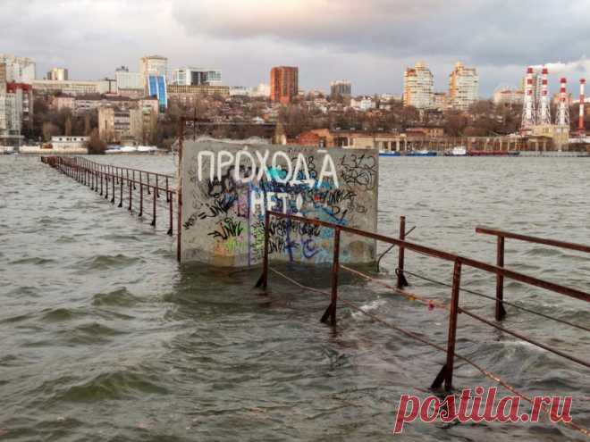 Вот так вчера нагнал воду ветер, это на левом берегу парк и пляж.