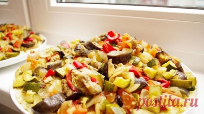 Рецепты тушеных овощей - ПУТЕШЕСТВУЙ ПО САЙТУ. Тушеные овощи, рецепт которых может различаться по составу, являются самым распространенным способом добиться желаемого результата во время приготовления вкусного и полезного гарнира. Именно этому способу отдают предпочтение большинство хозяек. Как приготовить тушеные овощи? Последовательно разобраться, как приготовить тушеные овощи, помогут рекомендации специалистов кулинарии: овощи с твердой кожурой предпочтительно оставлять...