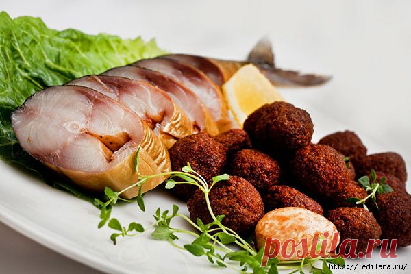 Копченная скумбрия с теплыми постными ржаными пончиками