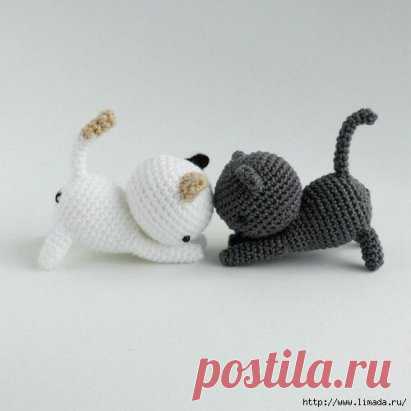 Забавные котята крючком. Описание.
Голова 
1. 6 сбн в магическое кольцо [6]. Это будет верхняя часть головы. 
2. ( приб ) x 6 [12] 
3. ( сбн, приб) x 6 [18] 
4. ( 2 сбн, приб) x 6 [24] 
5. ( 3 сбн, приб) x 6 [30] 
6. ( 4 сбн, приб) x 6 [36] 
7-13. сбн по кругу [36] 
14. ( 4 сбн, уб) x 6 [30] 
Закрепите безопасные глазки между 10 и 11 рядами. 
15. ( 3 сбн, уб) x 6 [24] 
Вышейте мордочку, если вы обычно это делаете перед наполнением. 
16. ( 2 сбн, уб) x 6 [18] 
Медленно набивайте в процессе вязан