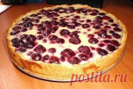 Очень нежный ягодный пирог

Ингредиенты:

для теста: 
мука - 400 г,
маргарин(масло) - 120 г, 
сахар - 100 г,
яйцо - 2 шт., 
разрыхлитель - 1ч.л.
для начинки: ягоды - 250 г
для заливки:
сметана - 200 г, 
сахар - 100 г, 
яйцо - 2 шт., 
мука - 2 ст.л.

Приготовление:

Взбить яйца с сахаром хорошенько. Маргарин(масло) растопить и дать немного остыть. Все смешать.
Разрыхлитель перемешать с мукой и смешать с яично- масляной смесью и замесить тесто. Убрать его в холодильник и при...