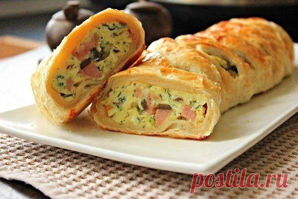 ЯИЧНИЦА - БОЛТУНЬЯ в СЛОЁНОМ ТЕСТЕ !!!  **Шампиньоны 200г -чуть обжарим, затем добавим ветчину 200г -кубик, жарим всё 3мин. *Болтунья: яйца 6шт -взбить, тер/сыр 100г, укроп, соль, перец. *Грибы и ветчину зальём болтушкой, готовим 3мин, помешивая. *Тесто слоеное 1лист -раскатаем. По бокам делаем надрезы -одинаковое кол-во с каждой стороны. В центр начинку, и плетем косу. *В духовку, смазав взбитым яйцом, на 20мин, при 190. *Даём остыть, и вкушаем!