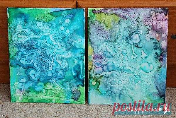 Необычная акварельная картина с использованием соли и клея Источник
Для работы нам потребуется соль, холст, акварельные краски и клей. Покрываем полотно акварельными красками, цвета выбираем по вкусу, пока краски не высохли, добавляем несколько капель прозрач…