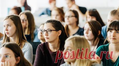 В России учредят пять именных стипендий для студентов педвузов. В России с 1 сентября 2025 года учреждаются пять именных стипендий в размере 15 тыс. рублей, каждая из которых будет ежегодно назначаться десяти лучшим студентам педагогических вузов страны, сообщил российский премьер-министр Михаил Мишустин. Читать далее