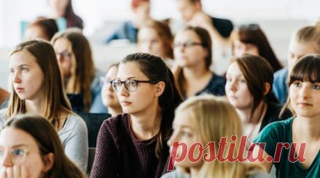 В России учредят пять именных стипендий для студентов педвузов. В России с 1 сентября 2025 года учреждаются пять именных стипендий в размере 15 тыс. рублей, каждая из которых будет ежегодно назначаться десяти лучшим студентам педагогических вузов страны, сообщил российский премьер-министр Михаил Мишустин. Читать далее