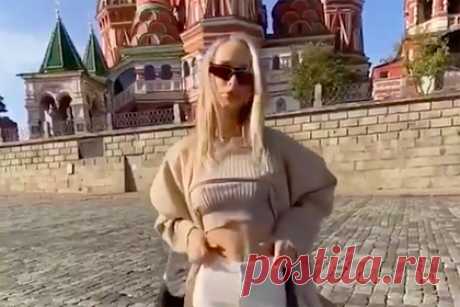 СК возбудил уголовное дело на оголившую грудь возле храма модель. Следственный комитет (СК) возбудил уголовное дело об оскорблении чувств верующих на модель, оголившую грудь на фоне храма Василия Блаженного. Речь идет о 22-летней вебкам-модели Лолите Богдановой. В своих соцсетях девушка разместила короткий видеоролик, на котором она позирует в белых брюках и бежевом топе.