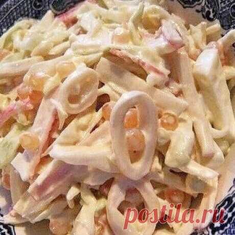 Лёгкий салат с кальмарами и овощами - Скатерть-Самобранка - медиаплатформа МирТесен Лёгкий салат с кальмарами и овощами на 100грамм – 78.38 ккал Б/Ж/У – 9.77/2.74/4.25 Ингредиенты: Кальмары сырые 300 г Морковь 100 г Огурец свежий 100 г Сельдерей черешковый 50 г Яйцо 2 шт. Кукуруза консервированная 50 г Йогурт натуральный 100 г Соль, перец – по вкусу Лук зеленый для украшения