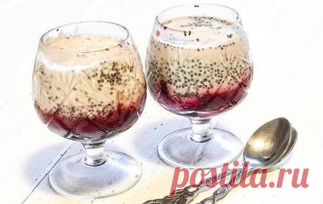 Мусс из миндального молока с вишней и семенами чиа