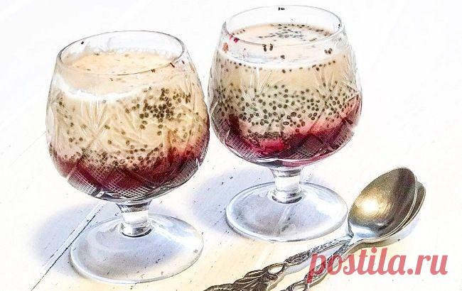 Мусс из миндального молока с вишней и семенами чиа