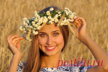 У неё всё немного странно,
Все немного не как у других.
Она в мире живёт нереальном,
В облаках витает своих…
Там всегда светит солнце, и лето
Не сменяется хмурой порой.
Там с улыбкой приходят рассветы,
Разукрасив всё в цвет золотой.
Там как губы алеют закаты,
Обещаньями страсти маня.
И с порывами ветра куда-то
В странном танце скользят облака.
Там дожди — это слёзы от счастья,
А снежинки плетут кружева.
Небеса там бездонно прекрасны,
И ласкает как бархат вода.