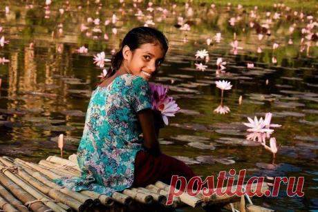 Не принимайте чужих суждений. Те, кто судят, не познали себя - как они могут познать вас? Познавший себя видит только предельную красоту человеческих существ.
Йоги Бхаджан