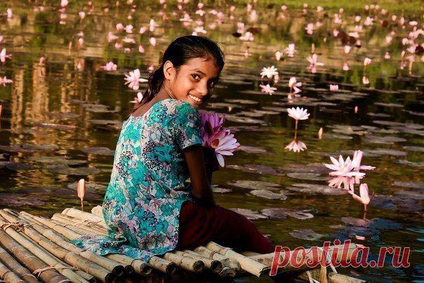 Не принимайте чужих суждений. Те, кто судят, не познали себя - как они могут познать вас? Познавший себя видит только предельную красоту человеческих существ.

Йоги Бхаджан