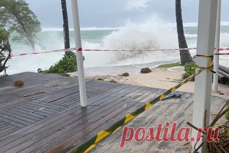 Биржа в африканской стране закрылась из-за опасного циклона. Торги на фондовой бирже Маврикия (Stock Exchange of Mauritius, SEM) решили приостановить из-за тропического циклона «Фредди», который надвигается на африканскую страну. По словам метеорологов, циклон представляет опасность для Маврикия — он может вызвать затопление прибрежных районов.