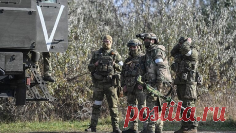 На левобережье Херсонской области выстраивают надежную линию обороны РИА Новости. Российские войска создают линию обороны на левом берегу Днепра, сообщила РИА Новости заместитель главы администрации Херсонской области Екатерина Губарева. «Выстраивается надежная линия обороны, возводятся различного рода укрепления», — сказала она. По ее словам, это происходит по всему левому берегу Днепра на территории области. При маневре российских войск также присутствовали корреспондент...