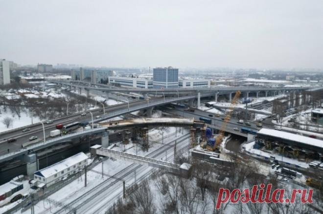 Съезд на Каширское шоссе. На участке МСД завершены монолитные работы. На эстакаде-съезде с МСД на Каширское шоссе в сторону области завершены монолитные работы. Строительство ведется в рамках южного направления Московского скоростного диаметра. Прямой съезд улучшит транспортную доступность прилегающих районов.