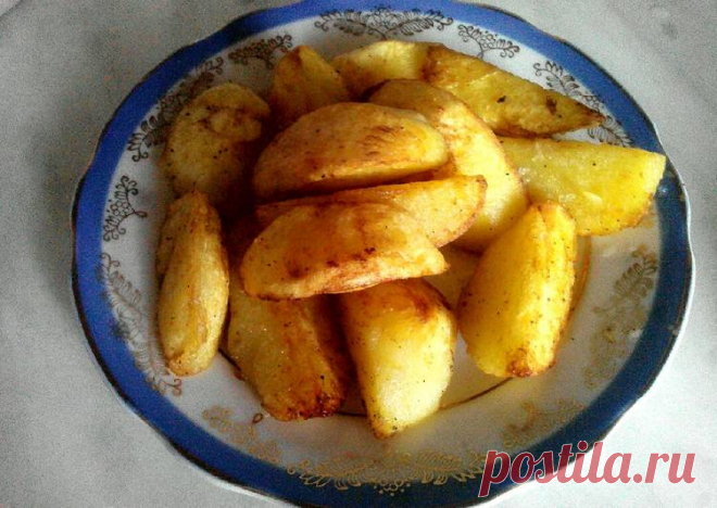 Жареная картошка моей бабули получается самой вкусной. Она долго не делилась секретом, но мне перед свадьбой рассказала: сахар