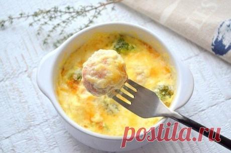 Рыбные фрикадельки в сливочном соусе

 На 100 гр - 130.67 ккал  белки - 9.38  жиры - 7.07  углеводы - 8.12 

Ингредиенты:

Фарш рыбный — 250 г
Лук — 1 шт.
Сухари (молотые) — 3–4 ст. л.
Сливки молочные — 300 мл
Сыр (тертый) — 50–100 г
Брокколи — по вкусу
Соль — по вкусу
Белый перец — по вкусу

Приготовление:

1. В рыбный фарш (у меня из красной рыбы) прокрутить или очень мелко нарезать небольшую луковицу. Добавить молотые сухари (ориентируйтесь по густоте фарша: если фарш ж...