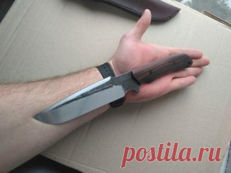 Всем привет, работа по мотиву Рамона Чавеса.
Сталь - К110
Общая длина - 275 мм
Длина клинка до накладок - 150 мм
Длина рукояти - 125 мм
Толщина - 4 мм
Накладка - палисандр
Продольный сатин, карбоновые пины.