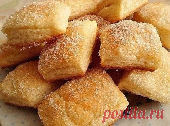 ДОМАШНЕЕ ПЕЧЕНЬЕ
Ингредиенты: маргарин — 250 г сахар для теста — 2 ст.л. свежие дрожжи — 50 г яйцо — 2 шт. мука — 3 — 4 ст. сахар для раскатывания печенья — 150-200 г
Приготовление: Яйца растираем с сахаром.Добавляем размягченный маргарин. Перетираем до однородной массы. Сырые дрожжи растворяем в 50 г теплой воды. Вливаем в тесто. Перемешиваем.Добавляем муку. Тесто должно получится не очень крутым.Готовое тесто отставляем в теплом месте на 1 час. За это время оно хорошо поднимается.Раскатываем т