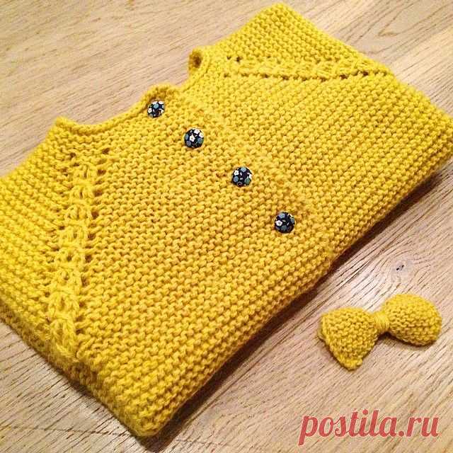 Rillejakka med libertyknappar 💛 Og matchande sløyfe til håret 💛 Nå begynner haust garderoben og ta form 👍 #rillejakke #babystrikpåpinde3 #engleuld #libertyknapper #liberty #høststrikk #sløyfe #jentestrikk #leneholmesamsøe