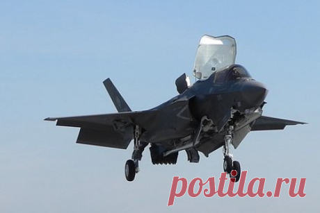 Нидерландские F-35 прибыли в Польшу для патрулирования неба. Вице-премьер, министр национальной обороны Польши Мариуш Блащак рассказал, что истребители F-35 прибыли в Польшу из Нидерландов, чтобы принять участие в миссии усиленного воздушного патрулирования НАТО. «Они будут поддерживать Войско Польское в защите неба в рамках миссии НАТО Enhanced Air Policing», — подчеркнул он.