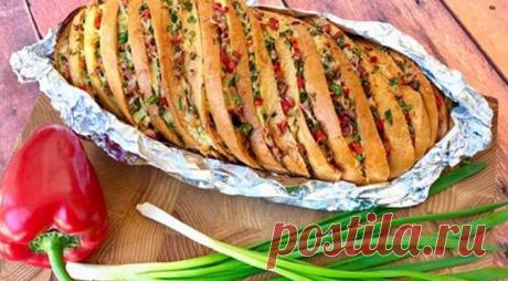 Фаршированный батон: закуска на большую компанию
Быстрый обед или сытный перекус на большую компанию приготовить легко и просто, если воспользоваться этим рецептом.
Фаршированный батон с болгарским перцем и копченой колбасой получается изумите…