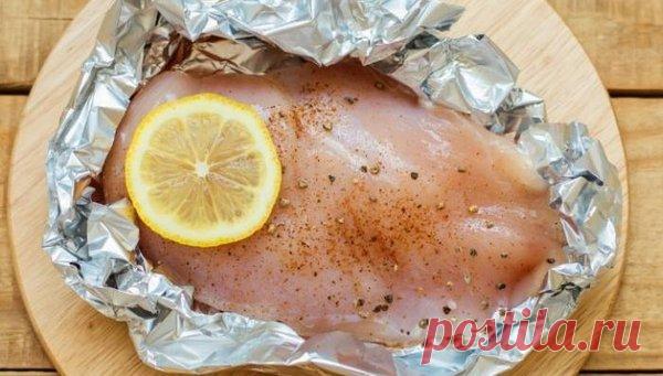 Глянцевая или матовая: какую сторону фольги нужно использовать для запекания Фольга  Задумывались ли вы, почему одна поверхность фольги — матовая, а другая — глянцевая? Вы удивитесь, но оттого, как обернете блюдо, будет зависеть его кулинарный результат. Неспроста во многих рецептах прописывают какую именно сторону фольги нужно использовать для запекания.  В этой стать