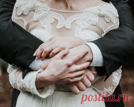 Притча о том, как вернуть теплоту и нежность в отношения.
Однажды молодой мужчина спросил у мудрого человека:

– Почему ты так счастлив в семейной жизни? Тебя все уважают, к тебе ходят за советом. В чем твой секрет? 
Мудрец улыбнулся и позвал свою жену. В комнату вошла красивая и счастливая женщина: 
– Да, дорогой! 
– Милая, приготовь, пожалуйста, тесто на пирог. 
– Хорошо! 
Она вышла и через двадцать минут пришла сказать, что тесто готово. 
– Добавь в него самое лучшее то...