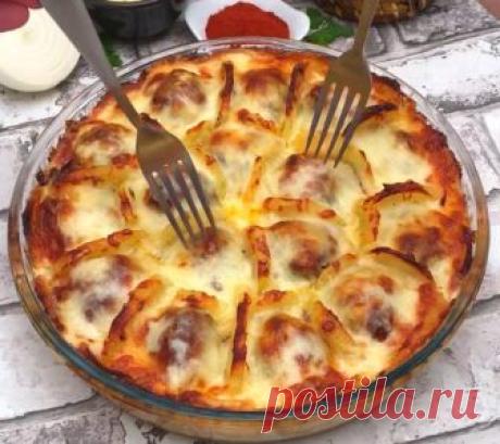 Запеканка под Соусом Бешамель с Мясными шариками и Картошкой - 
Картофель⠀⠀
Говяжий фарш ⠀⠀
Лук ⠀⠀
Петрушка ⠀⠀
Паприка ⠀⠀
Соль и перец ⠀⠀
Соус «Бешамель»⠀⠀
Сыр Моцарелла ⠀⠀

Ингредиенты для соуса Бешамель :
5 столовых ложек сливочного масла
4 столовые ложки муки
4 стакана молока
2 чайные ложки соли
1/2 чайной ложки мускатного ореха
