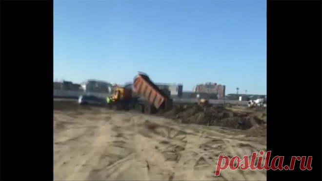 15 февраля в Атырау на улице Крупской экипаж патрульной полиции заметил  грузовик «КамАЗ», водитель которого нарушил правила дорожного движения. В соцсети попало видео, как водитель пытается уехать от полицейских. Но инспектора К.Абдолов и Е.Салыкбаев не дали ему уйти от погони.