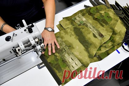 В России начали разработку невидимой для тепловизоров военной экипировки. Глава ЗАО «Кираса» Владимир Кормушин рассказал о создании комплекта маскировки, который будет делать бойца невидимым для тепловизоров и за счет изменения цвета позволит ему, как хамелеону, сливаться с местностью. По его словам, экипировка должна быть незаметной для противника даже в случае изменения внешнего фона.