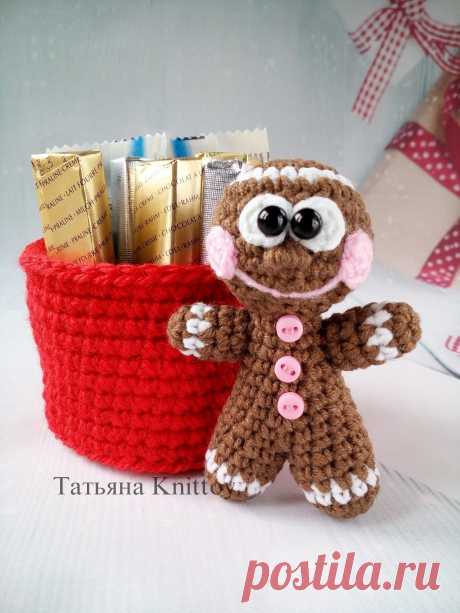PDF Пряничный Человечек крючком. FREE crochet pattern; Аmigurumi toy patterns. Амигуруми схемы и описания на русском. Вязаные игрушки и поделки своими руками #amimore - маленький пряничный человечек к Новому году, рождественский пряник, кукла, пупс, куколка, Рождество, печенье, печенька.