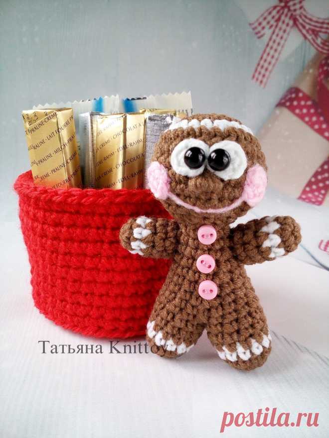 PDF Пряничный Человечек крючком. FREE crochet pattern; Аmigurumi toy patterns. Амигуруми схемы и описания на русском. Вязаные игрушки и поделки своими руками #amimore - маленький пряничный человечек к Новому году, рождественский пряник, кукла, пупс, куколка, Рождество, печенье, печенька.
