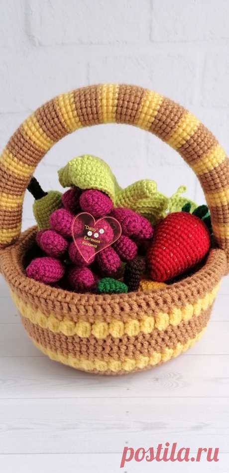 PDF Корзина с фруктами крючком. FREE crochet pattern; Аmigurumi toy patterns. Амигуруми схемы и описания на русском. Вязаные игрушки и поделки своими руками #amimore - фруктовая корзинка, маленькие фрукты в корзине, груша, ягода клубники, лимон, яблоко, вишня на веточке, мандарин, виноград.