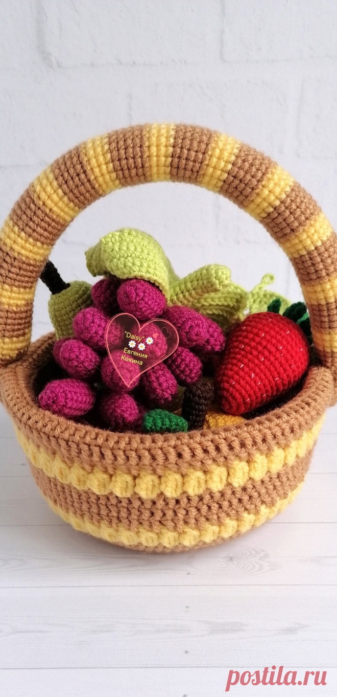 PDF Корзина с фруктами крючком. FREE crochet pattern; Аmigurumi toy patterns. Амигуруми схемы и описания на русском. Вязаные игрушки и поделки своими руками #amimore - фруктовая корзинка, маленькие фрукты в корзине, груша, ягода клубники, лимон, яблоко, вишня на веточке, мандарин, виноград.