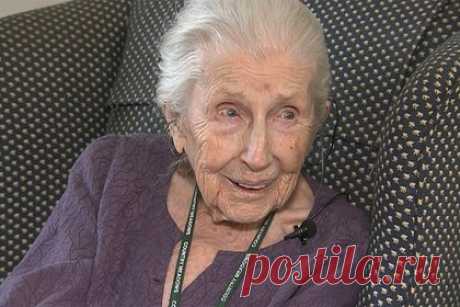 107-летняя диетолог раскрыла секрет долголетия. Долгожительница из США отметила очередной день рождения и раскрыла секрет своего долголетия. 107-летняя Джин Стивенс отпраздновала знаменательную дату в окружении родных и друзей. Женщина родилась в мае 1916 года в округе Йорк штата Пенсильвания, где живет до сих пор. Стивенс всю жизнь увлекалась готовкой.