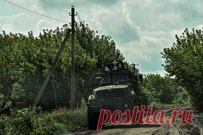 Спецназ «Осман» поразил американский броневик в зоне СВО. Бойцы армейского спецназа «Осман» ВС России поразили американскую бронемашину MRAP International MaxxPro в районе села Вербовое на запорожском направлении в зоне специальной военной операции (СВО). При подъезде к лесополосе в левый борт бронемашины попадает ракета из переносного противотанкового комплекса.