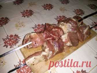 Шашлык: все тонкости процесса. Шашлык – это настолько вкусное и универсальное блюдо, что готовят его во всех странах, а первая суббота сентября уже давно объявлена Всемирным днем шашлыка. У каждого народа есть свои хитрости и ос…