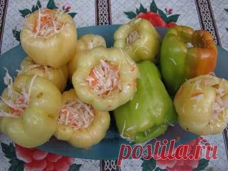 Фаршированный перец на зиму, с морковью и капустой

Вы пробовали уже заготовить фаршированный перец на зиму, с морковью и капустой? Если нет, то обязательно попробуйте! Это вкусное и аппетитное блюдо просто создано, чтобы скрасить ваши зимние денечки. 

Чеснок 16 зубчиков 
Перец болгарский 40–45 штук 
Зелень петрушки по вкусу 
Зелень укропа по вкусу 
Капуста белокочанная 4,5 килограмма 
Морковь 6 штук 
Перец чили 2 штуки 
Соль 2,5 столовые ложки 

Маринад 

Сахар 3 столовы...
