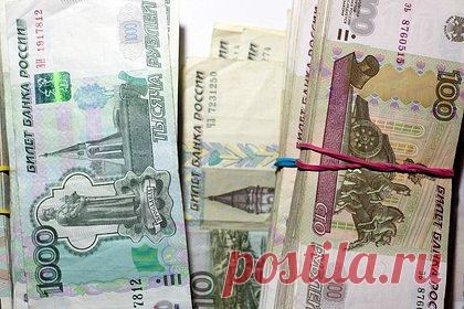 Россияне сняли рекордную сумму денег наличными во время мятежа Пригожина. Россияне сняли рекордную сумму денег наличными — 100 миллиардов рублей — во время мятежа основателя частной военной компании (ЧВК) «Вагнер» Евгения Пригожина. Об этом говорится в материалах Центробанка. В регуляторе посчитали, что на 23-25 июня пришлась пятая часть оттока ликвидности из банков в июне.