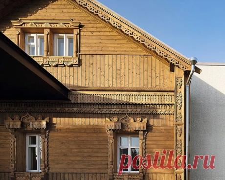 Игривый современный дизайн деревянного дома в русском стиле в Суздале Дизайн деревянного коттеджа ещё никогда не был таким ярким, как в последнем проекте бюро Form. При том, что с виду ничего не предвещает буйство красок в этом загородном доме в Суздале — фасад выполнен в традиционном русском стиле с красивой художественной резьбой и декором.